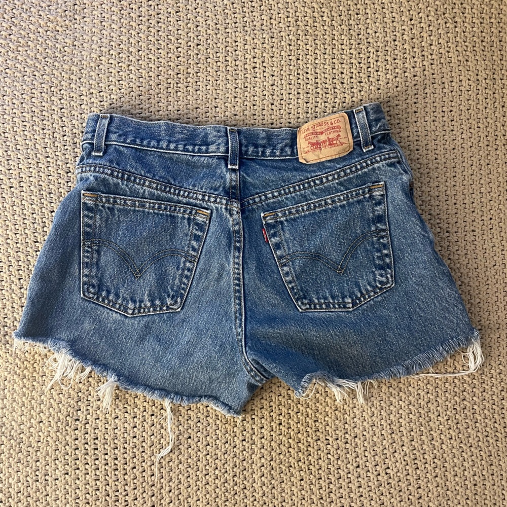LEVI'S 30" Waist Cut-Off Denim Shorts - Picture 4 of 6